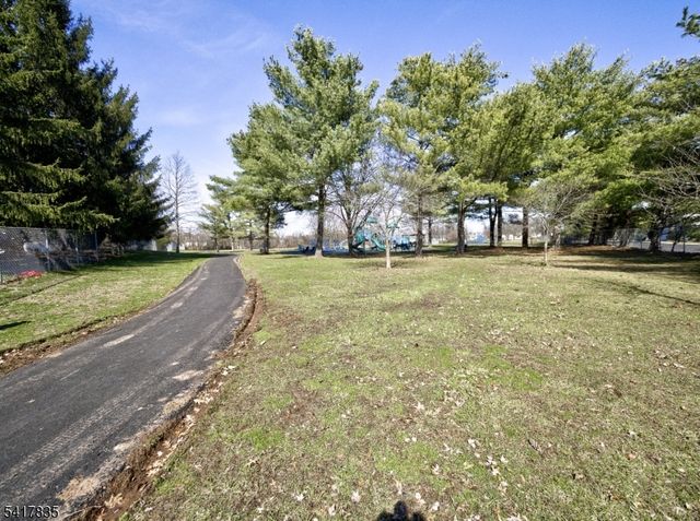 11 Lindsey Ct, Franklin Twp., NJ 08823