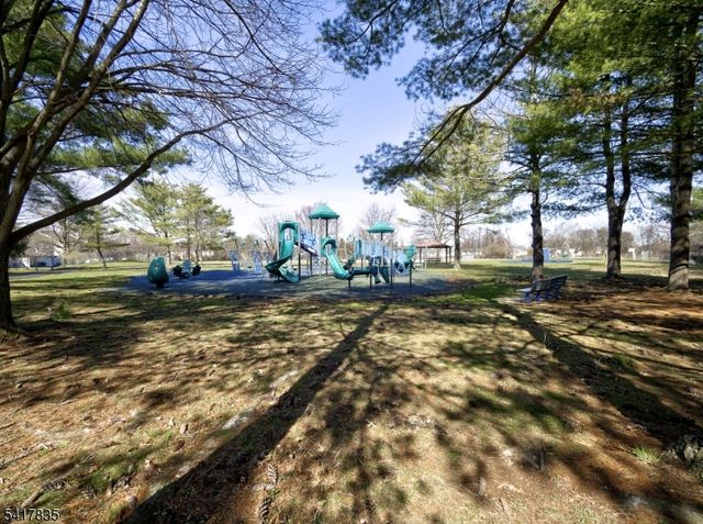 11 Lindsey Ct, Franklin Twp., NJ 08823