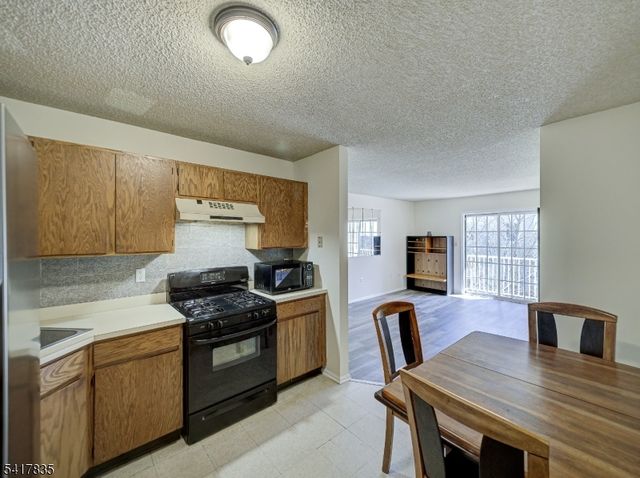 11 Lindsey Ct, Franklin Twp., NJ 08823