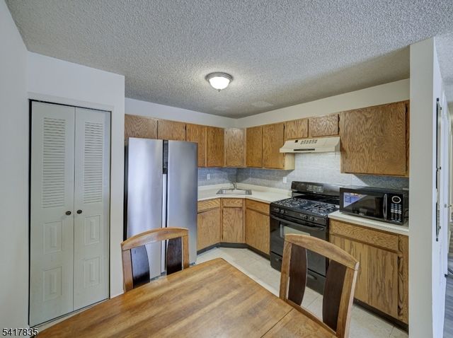 11 Lindsey Ct, Franklin Twp., NJ 08823