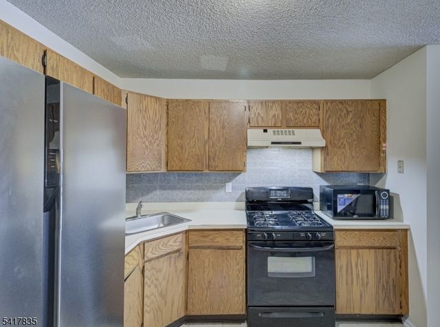 11 Lindsey Ct, Franklin Twp., NJ 08823