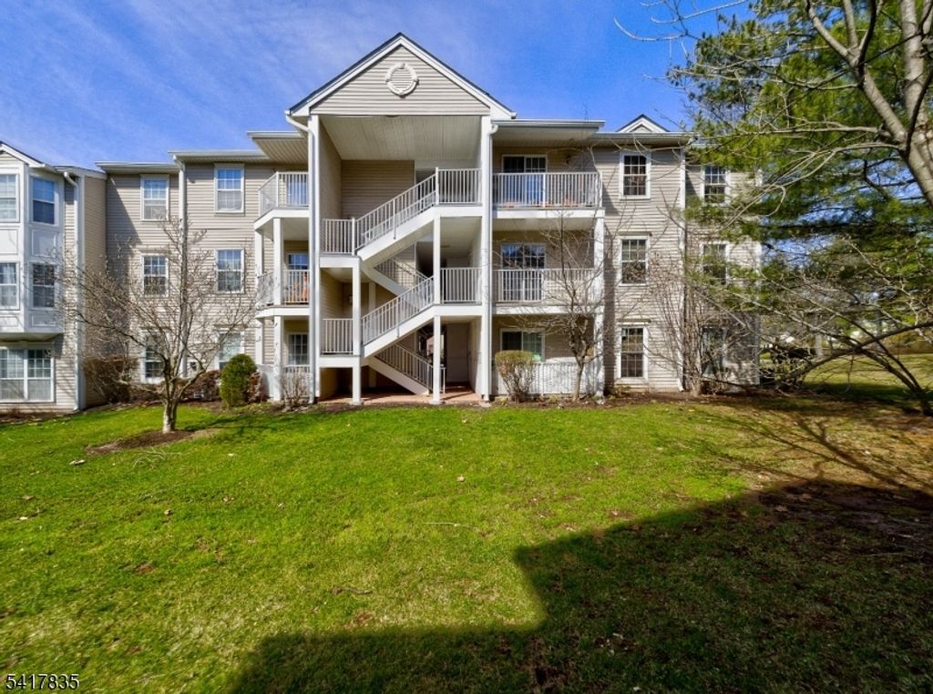 11 Lindsey Ct, Franklin Twp., NJ 08823