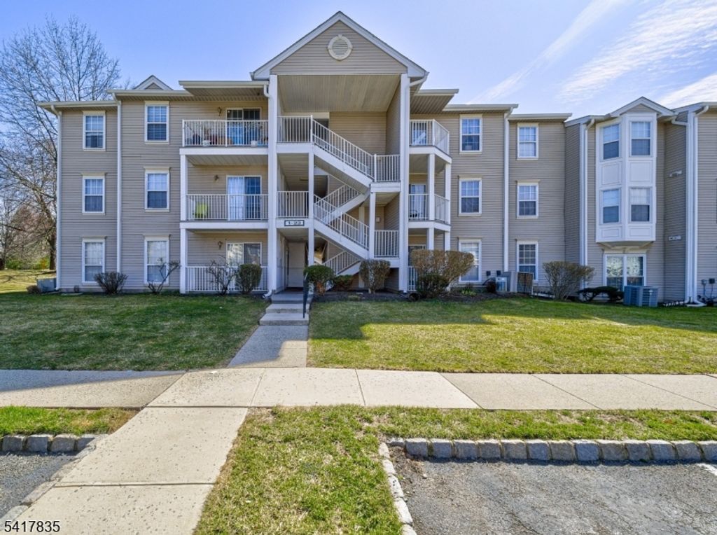 11 Lindsey Ct, Franklin Twp., NJ 08823 — photo 2