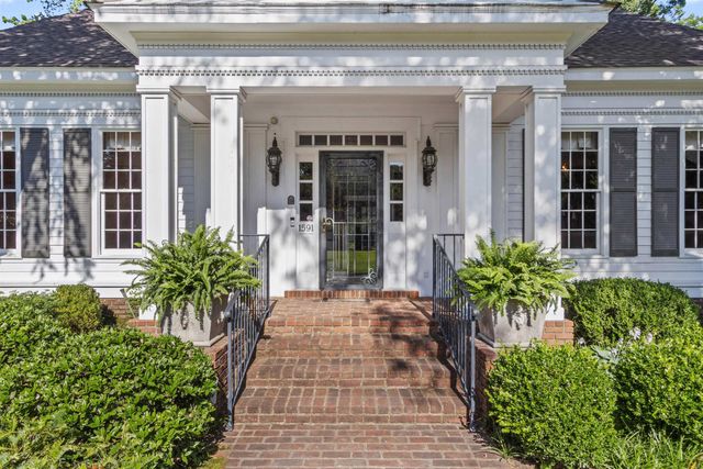 1591 E CLANLO DR, Memphis, TN 38104