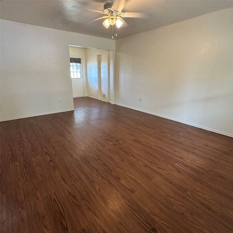 1215 Narrow Lane, Red Oak, TX 75154