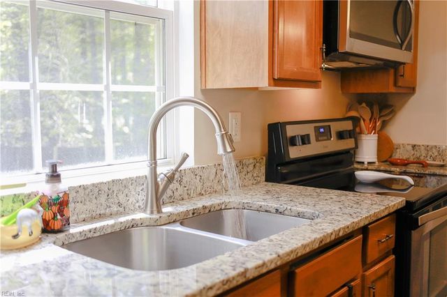 716 Old Williamsburg RD, Yorktown, VA 23690
