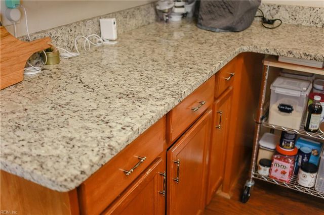 716 Old Williamsburg RD, Yorktown, VA 23690
