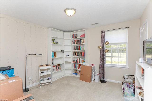 716 Old Williamsburg RD, Yorktown, VA 23690