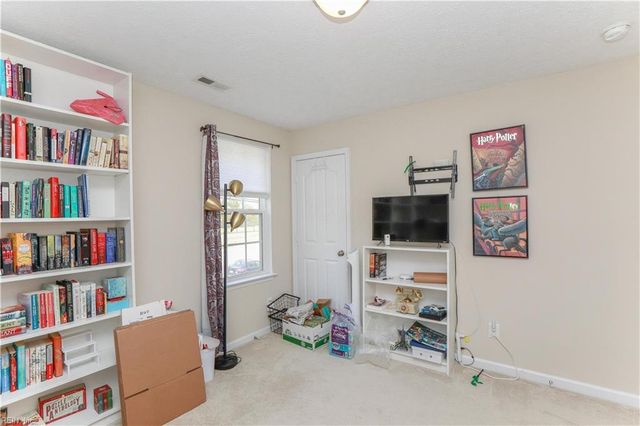 716 Old Williamsburg RD, Yorktown, VA 23690