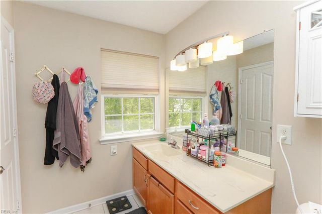 716 Old Williamsburg RD, Yorktown, VA 23690
