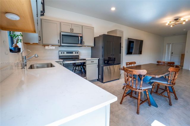 528 NE 1st Dr, Florida City, FL 33034