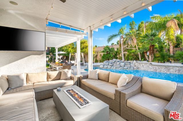 1083 E Circulo San Sorrento Road, Palm Springs, CA 92262