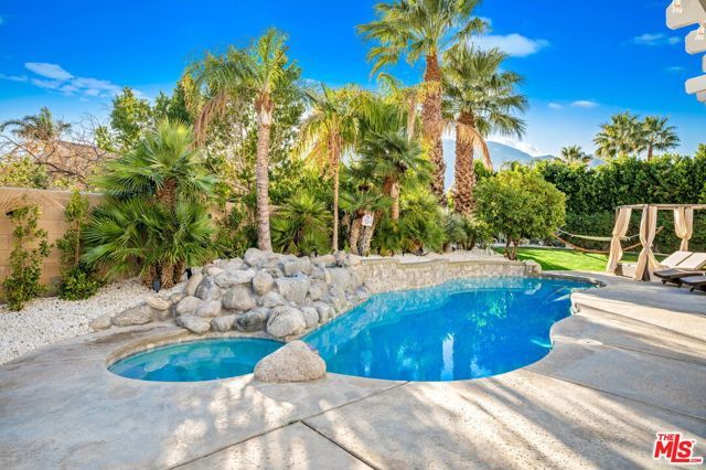 1083 E Circulo San Sorrento Road, Palm Springs, CA 92262