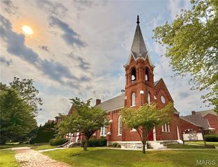 702 Henry Street, Alton, IL 62002