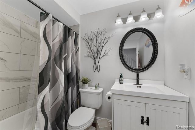 35074 Windsor Drive, New Baltimore, MI 48047