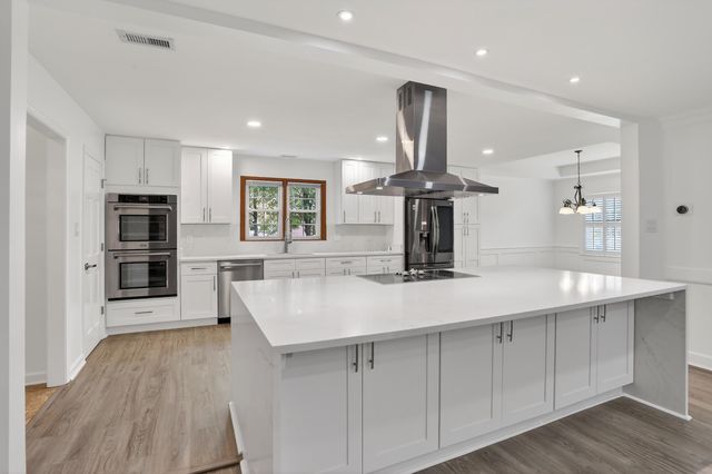 2243 W GLENALDEN DR, Germantown, TN 38139