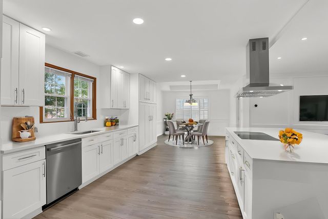 2243 W GLENALDEN DR, Germantown, TN 38139