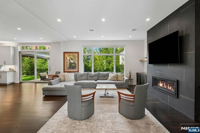 29 Roslyn Avenue, Englewood Cliffs, NJ 07632