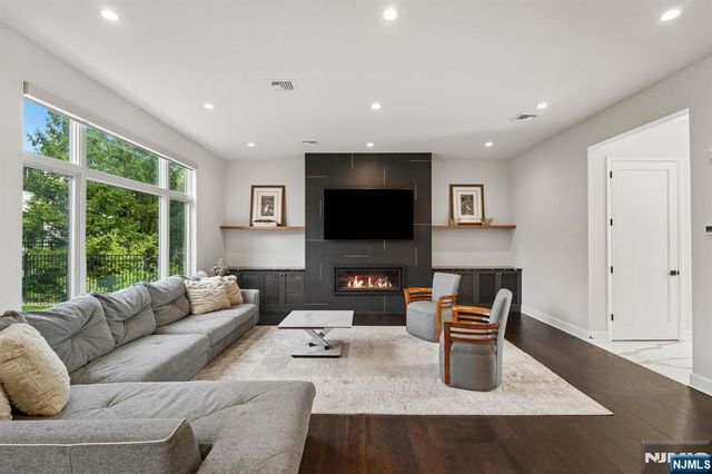 29 Roslyn Avenue, Englewood Cliffs, NJ 07632