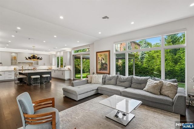 29 Roslyn Avenue, Englewood Cliffs, NJ 07632