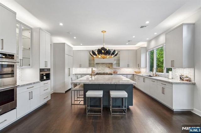 29 Roslyn Avenue, Englewood Cliffs, NJ 07632