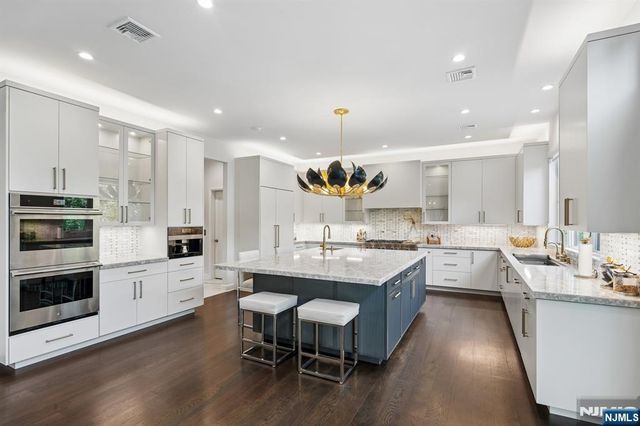 29 Roslyn Avenue, Englewood Cliffs, NJ 07632