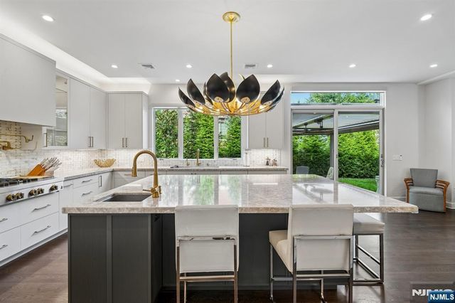 29 Roslyn Avenue, Englewood Cliffs, NJ 07632