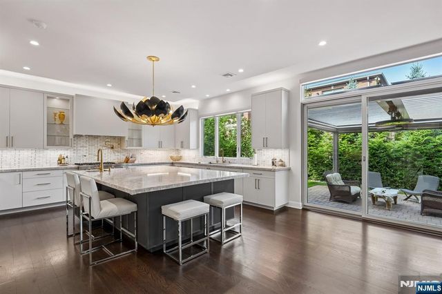 29 Roslyn Avenue, Englewood Cliffs, NJ 07632