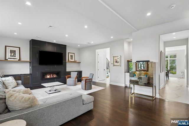 29 Roslyn Avenue, Englewood Cliffs, NJ 07632