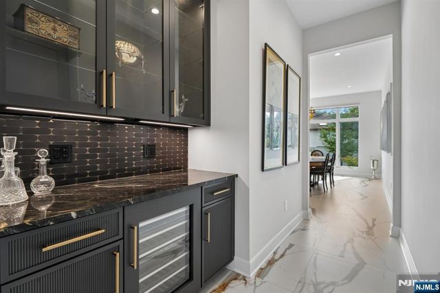 29 Roslyn Avenue, Englewood Cliffs, NJ 07632