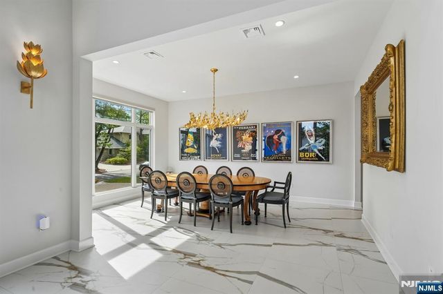 29 Roslyn Avenue, Englewood Cliffs, NJ 07632