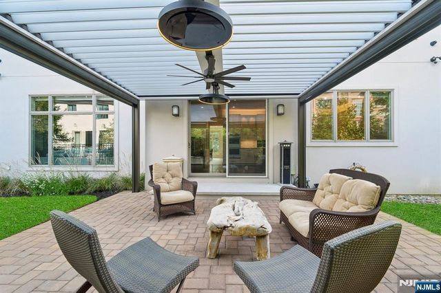 29 Roslyn Avenue, Englewood Cliffs, NJ 07632