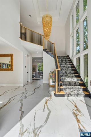 29 Roslyn Avenue, Englewood Cliffs, NJ 07632