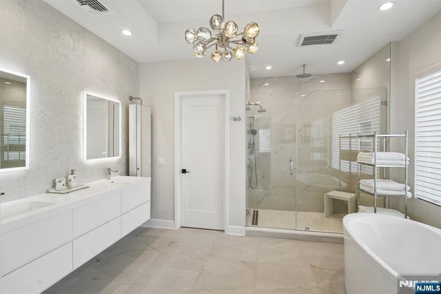 29 Roslyn Avenue, Englewood Cliffs, NJ 07632
