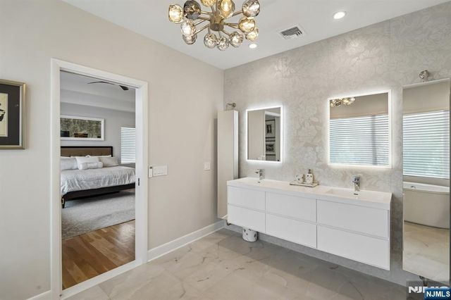 29 Roslyn Avenue, Englewood Cliffs, NJ 07632