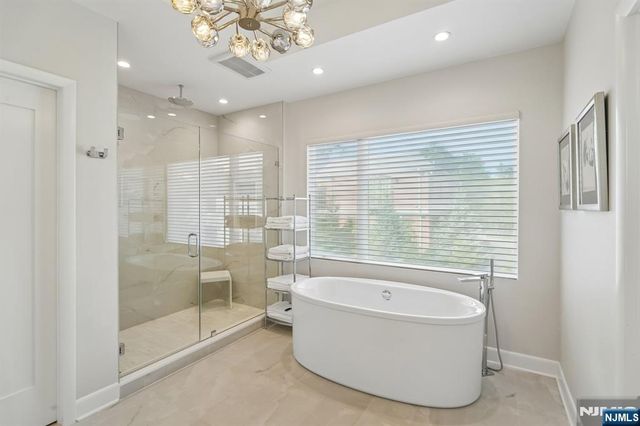 29 Roslyn Avenue, Englewood Cliffs, NJ 07632
