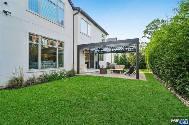 29 Roslyn Avenue, Englewood Cliffs, NJ 07632