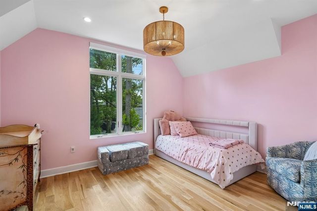 29 Roslyn Avenue, Englewood Cliffs, NJ 07632