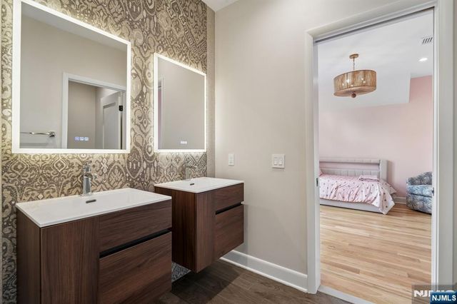 29 Roslyn Avenue, Englewood Cliffs, NJ 07632