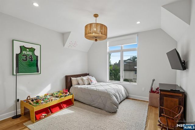 29 Roslyn Avenue, Englewood Cliffs, NJ 07632