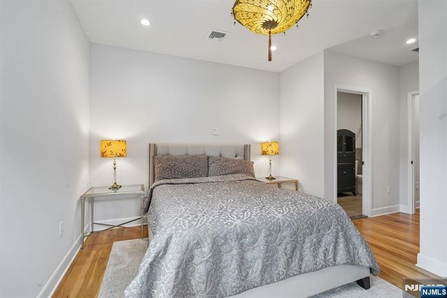 29 Roslyn Avenue, Englewood Cliffs, NJ 07632