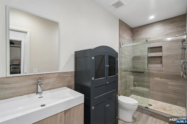 29 Roslyn Avenue, Englewood Cliffs, NJ 07632