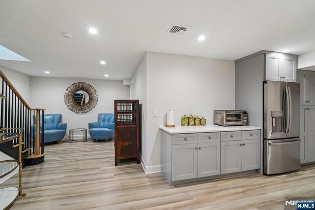 29 Roslyn Avenue, Englewood Cliffs, NJ 07632