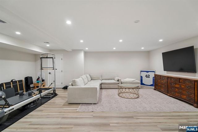 29 Roslyn Avenue, Englewood Cliffs, NJ 07632