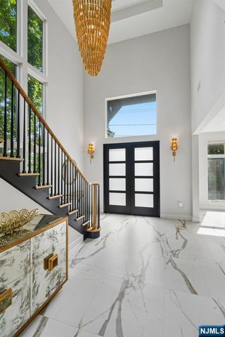 29 Roslyn Avenue, Englewood Cliffs, NJ 07632