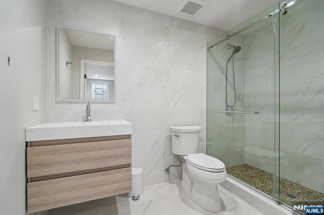 29 Roslyn Avenue, Englewood Cliffs, NJ 07632
