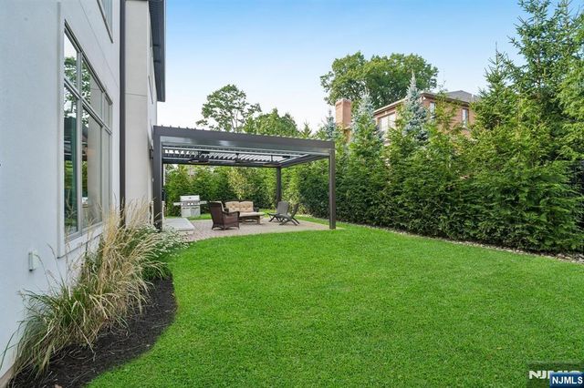 29 Roslyn Avenue, Englewood Cliffs, NJ 07632