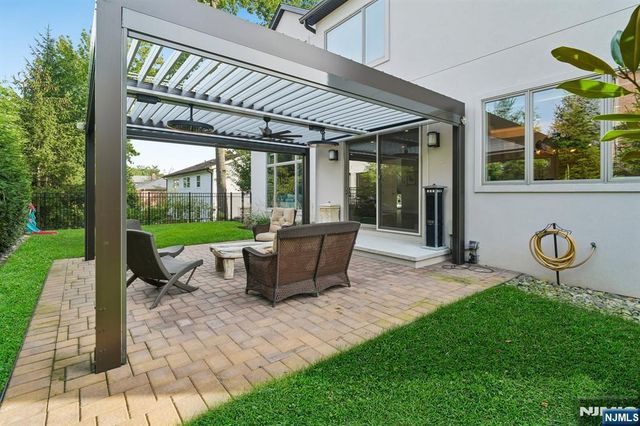 29 Roslyn Avenue, Englewood Cliffs, NJ 07632
