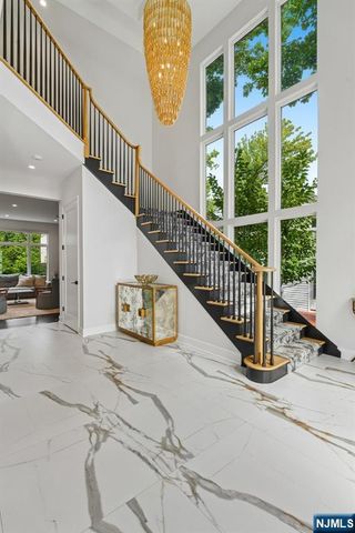 29 Roslyn Avenue, Englewood Cliffs, NJ 07632
