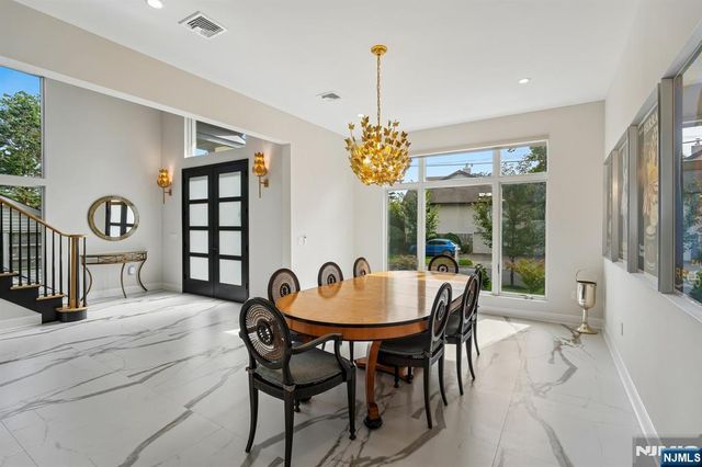 29 Roslyn Avenue, Englewood Cliffs, NJ 07632